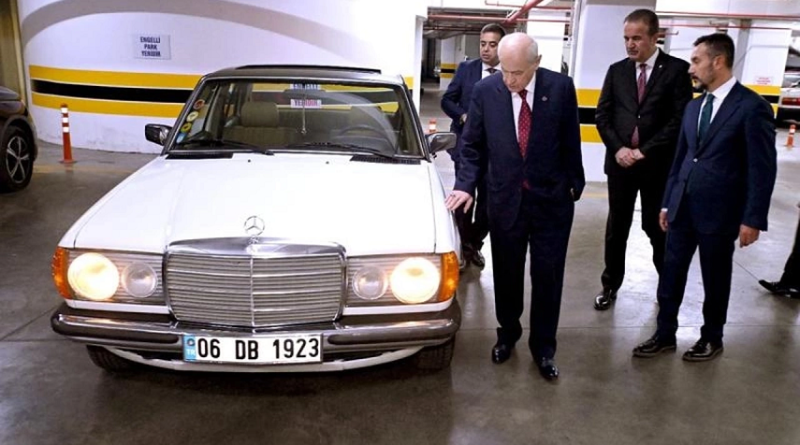 MHP Lideri Devlet Bahçeli, klasik otomobilini Antalya Milletvekili Başkan’a hediye etti